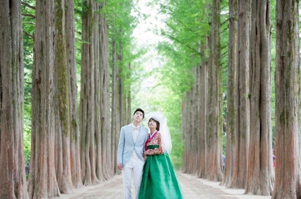 Ảnh cưới dưới hàng cây xanh