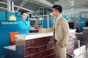 Khi thực hiện các chuyến bay nội địa của Vietnam Airlines hành khách trên 14 tuổi có thể xuất trình: giấy thông hành, giấy phép lái xe, thẻ tạm trú…