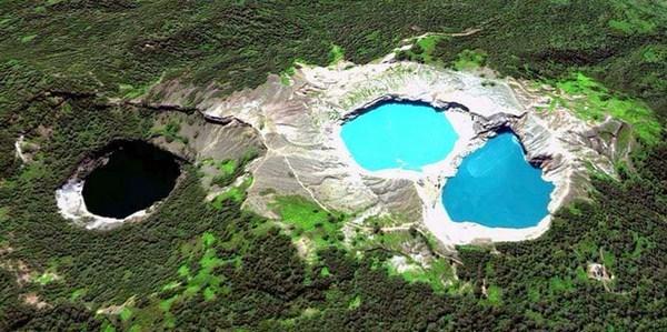 Hồ đổi màu trên núi Kelimutu