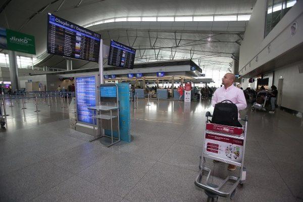 Hành khách theo dõi thông tin chuyến bay tại Cảng HKQT Tân Sơn Nhất