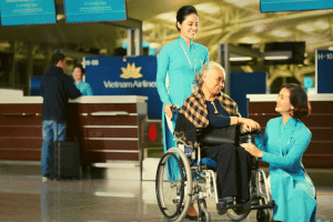 Vietnam Airlines mở quầy làm thủ tục ưu tiên cho người cao tuổi