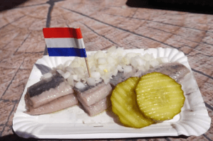 Cá Herring: món ăn truyền thống của Hà Lan được du khách yêu thích khi book vé máy bay đến đây